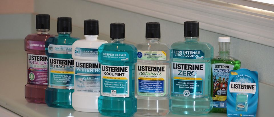 Elizabeth Banks Launches The 2nd Annual Listerine 21-Day Challenge