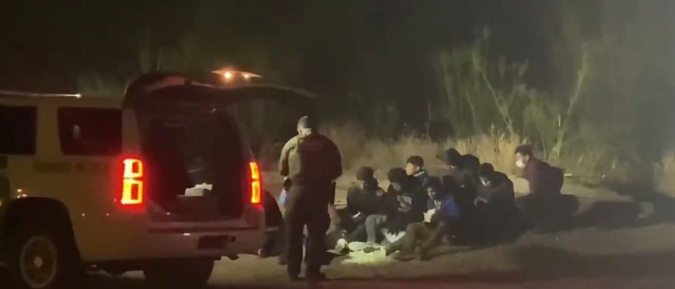 Border Patrol agents in La Joya, Texas encounter hundreds of migrants illegally crossing the border [Twitter:Screenshot:Public User Richie McGinniss]