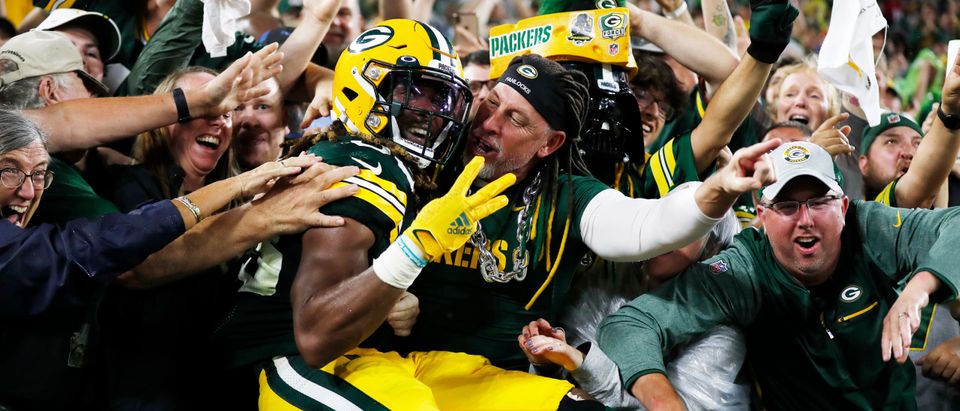 Green Bay Packers' Aaron Jones says necklace containing late father's ashes  is found after he lost it in end zone - ESPN