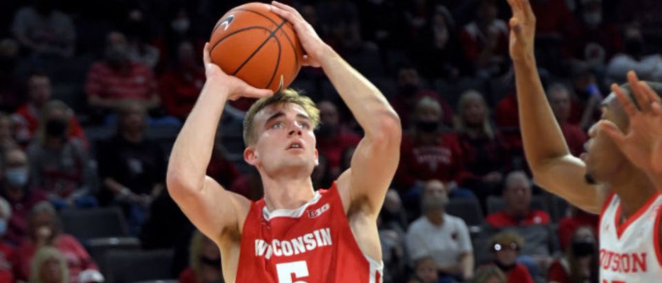 LAS VEGAS, NEVADA - NOVEMBER 23: Tyler Wahl #5 of the Wisconsin Badgers shoots against the Houston Cougars during the 2021 Maui Invitational basketball tournament at Michelob ULTRA Arena on November 23, 2021 in Las Vegas, Nevada. Wisconsin won 65-63. (Photo by David Becker/Getty Images)
