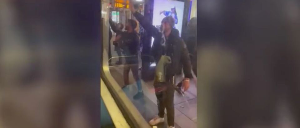 Men use Nazi salute at Jewish teenagers on bus on Oxford street