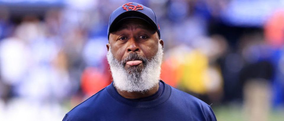 INDIANAPOLIS, INDIANA - OCTOBER 17: Associate head coach and defensive coordinator Lovie Smith of the Houston Texans walks off the field after their game against the Indianapolis Colts at Lucas Oil Stadium on October 17, 2021 in Indianapolis, Indiana. (Photo by Justin Casterline/Getty Images)