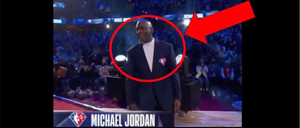 Michael Jordan (Credit: Screenshot/Twitter Video https://twitter.com/gifdsports/status/1495592553520979977)