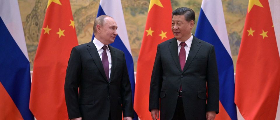 TOPSHOT - Russian President Vladimir Putin (L) and Chinese President Xi Jinping pose during their meeting in Beijing, on February 4, 2022. (Photo by Alexei Druzhinin / Sputnik / AFP) (Photo by ALEXEI DRUZHININ/Sputnik/AFP via Getty Images)
