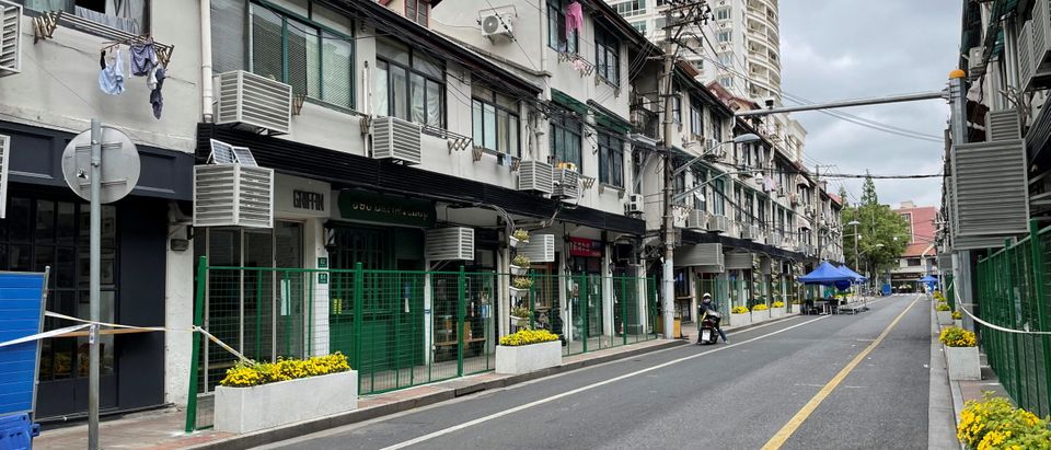 Green fences seal entrances to shops and housing units along a street, amid the coronavirus disease (COVID-19) outbreak in Shanghai, China April 24, 2022. (REUTERS/Jacqueline Wong)