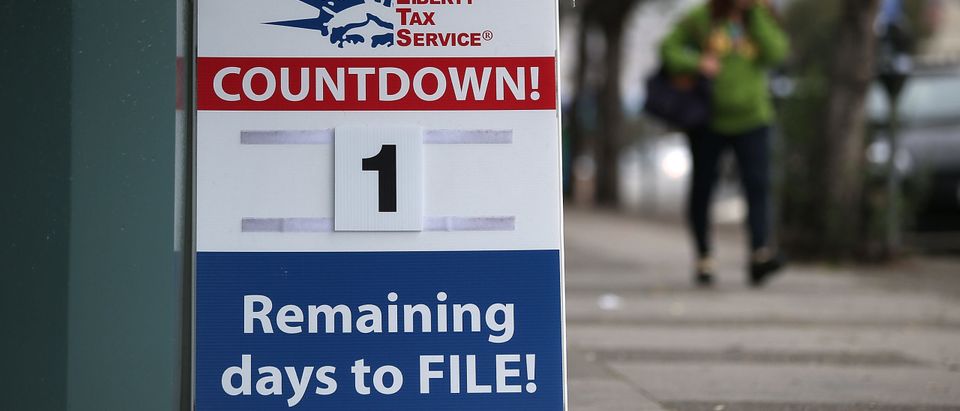 Tax Preparers Help Last Minute Filers Ahead Of Income Tax Deadline