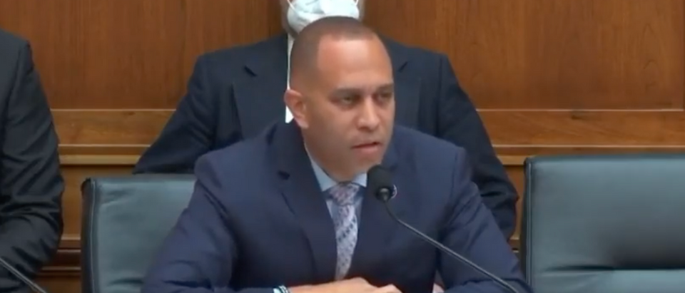 D-NY Rep. Hakeem Jeffries embarrasses himself when trying to defend colleagues who smear Justice Clarence Thomas [Twitter Screenshot Daily Caller]