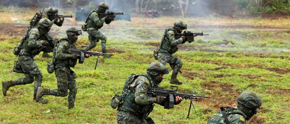 Taiwanese soldiers take part in a military drill in Hualien, eastern Taiwan, January 30, 2018. (REUTERS/Tyrone Siu)