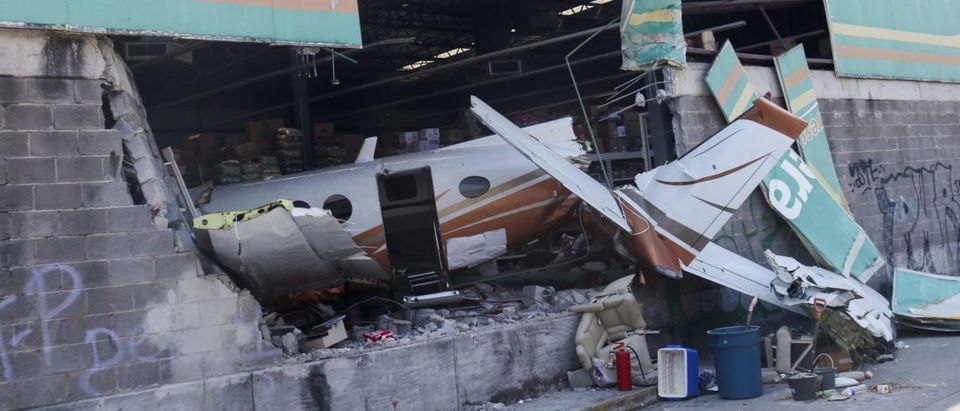 Small plane crashes into a supermarket in Temixco