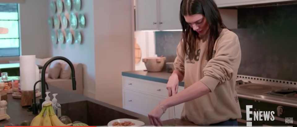 Kendall Jenner Fails to cut a cucumber on "The Kardashians"