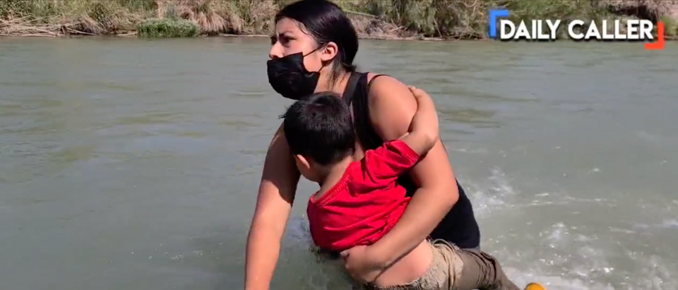 Migrant nearly drowns while trying to cross the Rio Grande River with her 3-year-old son [Screenshot/Twitter/VenturaReport]