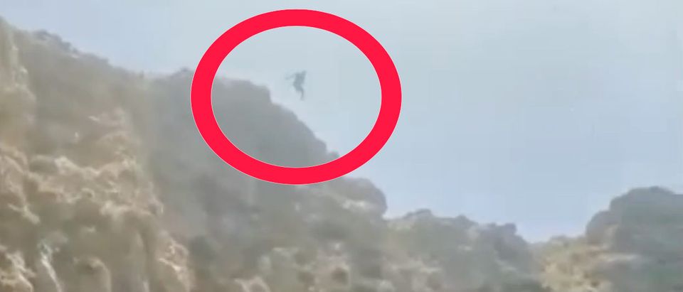 Dutch tourist jumps to his death while his wife films [Screenshot Spanje Vandaag]