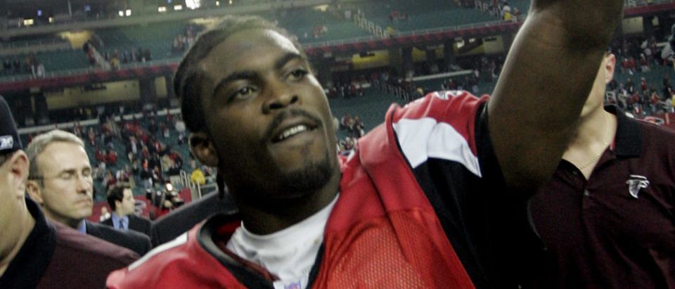 Atlanta Falcons quarterback Michael Vick celebrates his team's 47-17 win over the St. Louis Rams in their NFC Divisional playoff game in Atlanta, Georgia January 15, 2005. REUTERS/Tami Chappell JLS/SV
