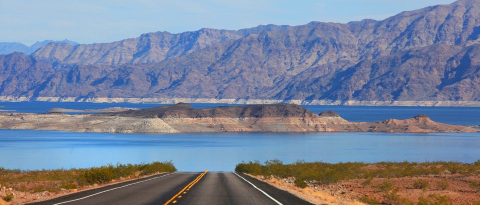 Scenic,Drive,To,Lake,Mead