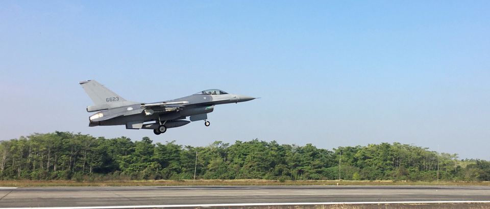 A Taiwan Air Force F-16V takes off at the Chiayi air base in southern Taiwan January 15, 2020. (REUTERS/Ben Blanchard)