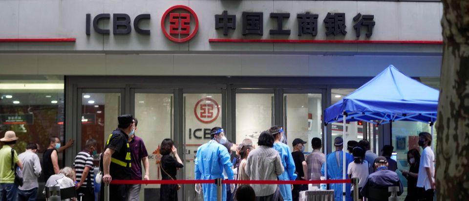 People line up to enter an ICBC (Industrial and Commercial Bank of China) branch, after the lockdown placed to curb the coronavirus disease (COVID-19) outbreak was lifted in Shanghai, China June 1, 2022. (REUTERS/Aly Song)