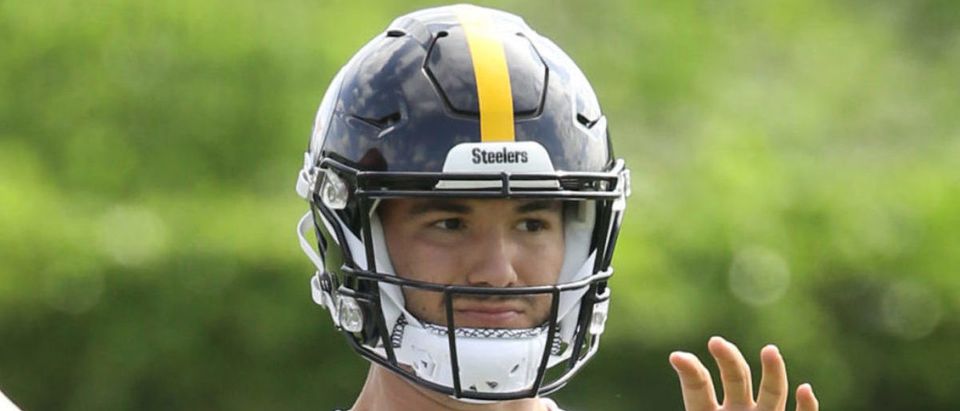 May 24, 2022; Pittsburgh, PA, USA; Pittsburgh Steelers quarterback Mitch Trubisky (10) participates in organized team activities at UPMC Rooney Sports Complex. Mandatory Credit: Charles LeClaire-USA TODAY Sports via Reuters