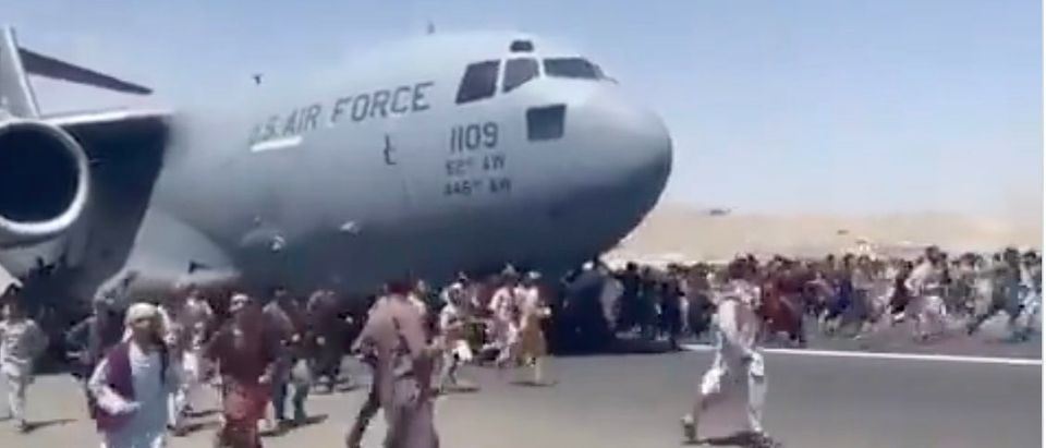 The crew of the military plane that took off in Kabul as people clung to its wings has been cleared of wrongdoing. (Screenshot Twitter, https://twitter.com/Joyce_Karam/status/1427215225661579264?s=20&t=qsjdZbRF1fo0UTBDUdh6fg)