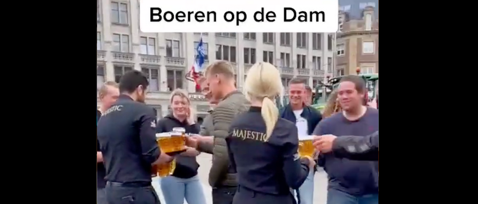 Cafe owners in Amsterdam give farmers beer in solidarity with protests [Twitter Kees71]