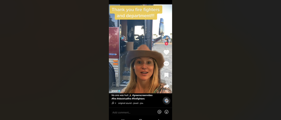 Singer Jewel shocked as her tour bus catches fire, [Screenshot/TikTok/Public —Jewel]