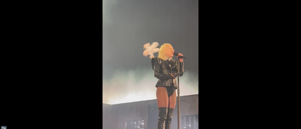 Lady Gaga hit in head during concert in Toronto fan footage by @jomaticaaa