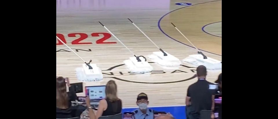 Robot Mops NBA
