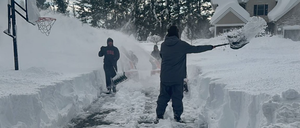 Bills dig themselves out of snow to make trip to Detroit