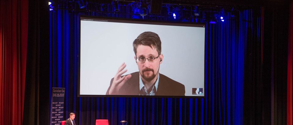 Edward Snowden Swears Oath Of Allegiance To Russia