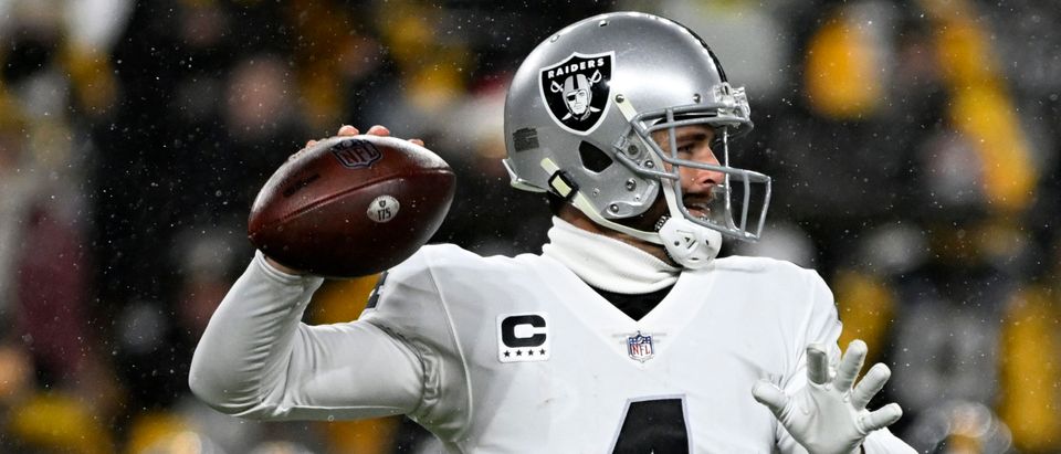 Ex-Raider Derek Carr Agrees to 4-Year Contract With Saints