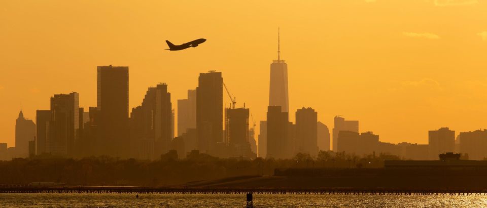 Airplane,Taking,Off,From,Laguardia,Airport,With,View,Of,Manhattan